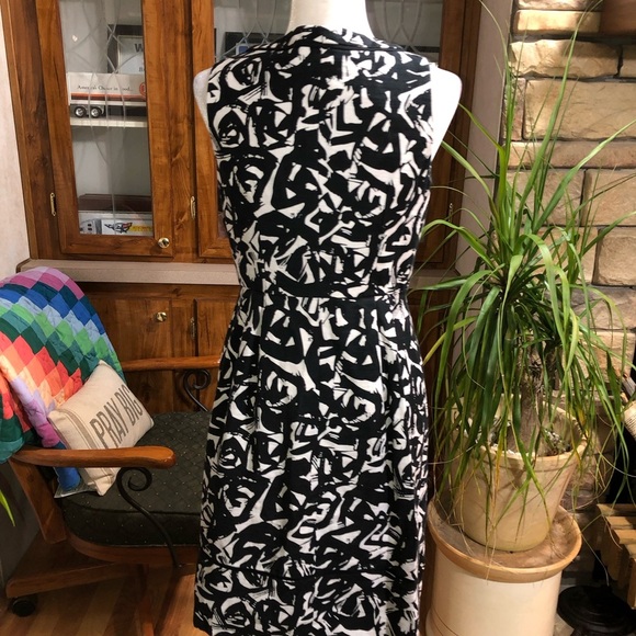 ADRIANNA PAPELL SIZE 8 BLACK & WHITE SLEEVELESS FRONT ZIP DRESS FRONT SPLIT HEM - Picture 5 of 5
